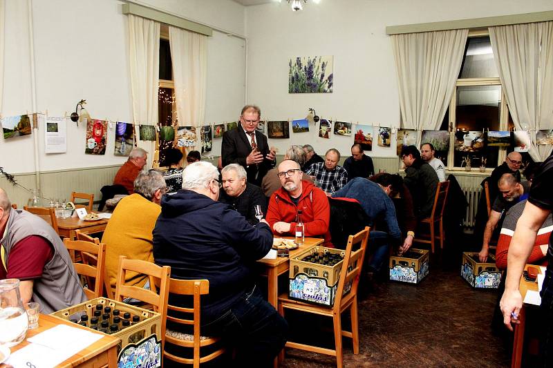 V salašské hospodě Na Dolině zasedlo v pátek večer k posouzení vzorků destilátů přes 50 porotců a porotkyň.