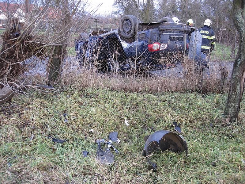 Štědrý den v Kněžpoli: auto se čtyřmi lidmi obrátil na střechu