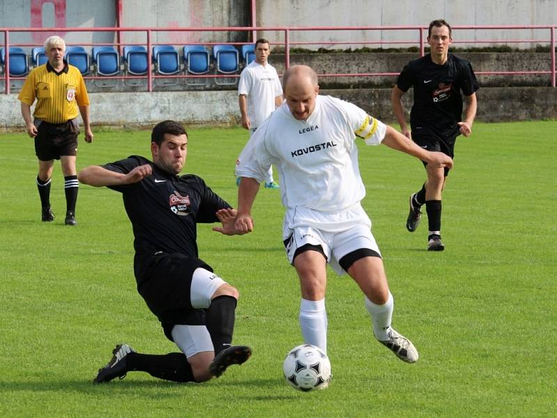 Fotbalisté Jarošova (v bílém) si na domácím hřišti poradili s Nezdenicemi, kterým hlavně díky povedenému závěru první půle nasázeli čtyři branky.