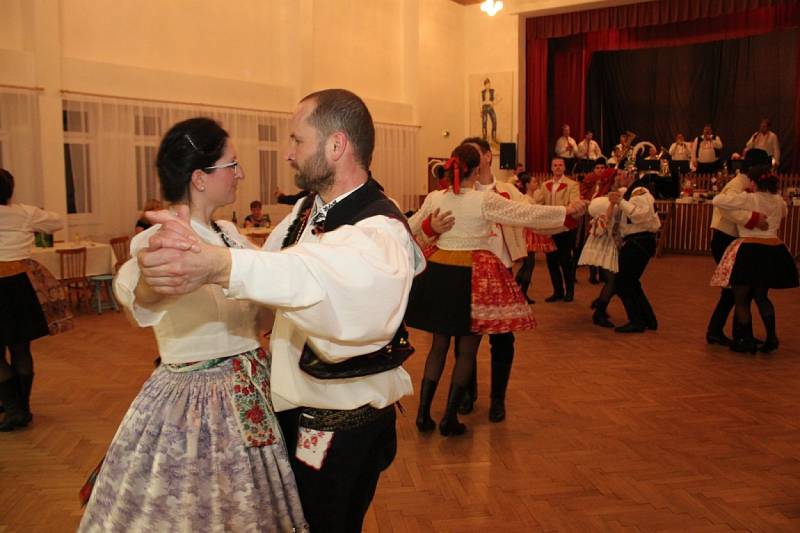 Nejen při české besedě vynikly při krojovém plese v Kudlovicích pestrobarevné oděvy tanečnic a tanečníků. 