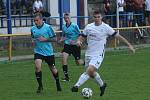 Fotbalisté Ořechova (bílé dresy) v hodovém derby porazili Polešovice 2:0.