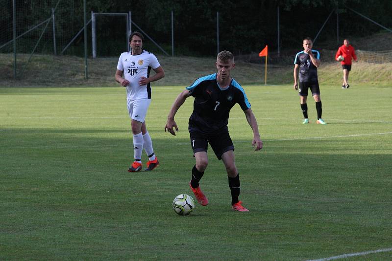 Fotbalisté vedoucích Osvětiman (tmavé dresy) v sobotu doma podlehli třetím Bojkovicím 2:4.