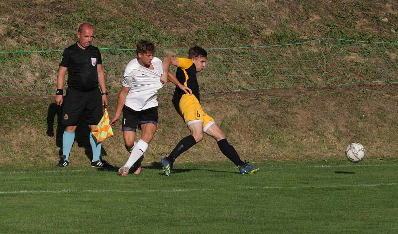 Fotbalisté Osvětiman (bílé dresy) v historicky prvním zápase krajského přeboru zdolali Slušovice 2:0.