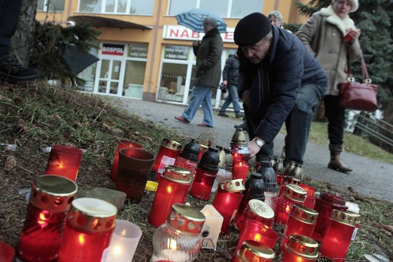 Pietním aktem u místa tragédie se občané Uherského Brodu rozloučili se zavražděnými lidmi.