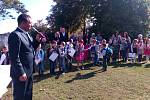 V základní škole Uherské Hradiště Jarošov přivítali nový školní rok. Ředitel Pavel Jančář vítá prvňáčky