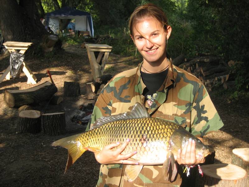 Martina Hořčicová předvádí zatím nejlepší úlovek - kapra 69 cm.