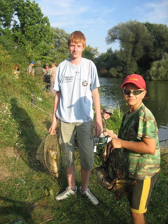 Indra Trňák a Tomáš Chmela se svými úlovky 46,5 cm a 49 cm.