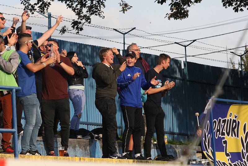 Fotbalisté Starého Města (žluté dresy) v 8. kole I. B třídy skupiny C přetlačili Slavkov 2:1.