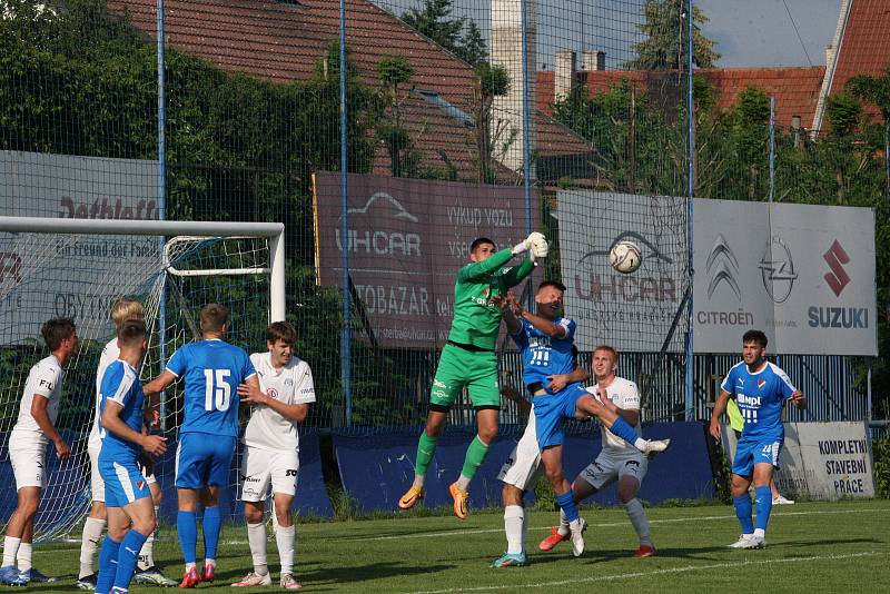 Fotbalisté Slovácka B (bílé dresy) v páteční předehrávce 32. kola MSFL remizovali na hřišti v Kunovicích s juniorkou Ostravy 2:2.