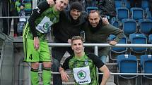 Na Městském stadionu v Uherském Hradišti se potkali kamarádi Tomáš Hájek (vlevo), Michal Molek (uprostřed), Otakar Novák a Jakub Jugas (dole). Foto: pro Deník/Jan Zahnaš