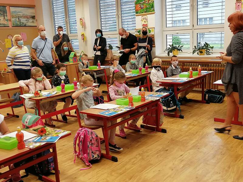 S úsměvy na tvářích zahájily školní rok také v Základní škole Uherské Hradiště - Jarošov. Ve třídě měly děti roušky