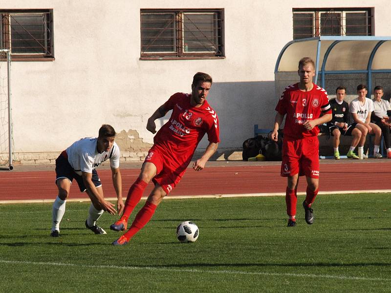 Fotbalisté Uherského Brodu (v červených dresech) proti Hodonínu