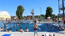 Venkovní bazény CPA Delfín v Uherském Brodě se dočkaly slavnostního otevření. Dorazily na dva tisíce lidí.