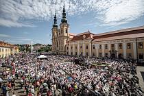 Církevní slavnost Dny lidí dobré vůle, 5. července 2023, Velehrad. Slavnostní mše svatá na nádvoří u baziliky Nanebevzetí Panny Marie a sv. Cyrila a Metoděje.