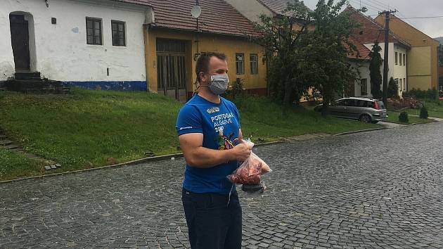 Koronavirus ve Vlčnově, 18. července 2020. Do obchodů, na poštu i dalších zařízení se v této obci chodí s rouškou.