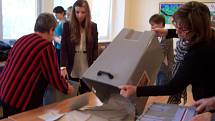 Sčítání volebních hlasů v Uherském Brodě.