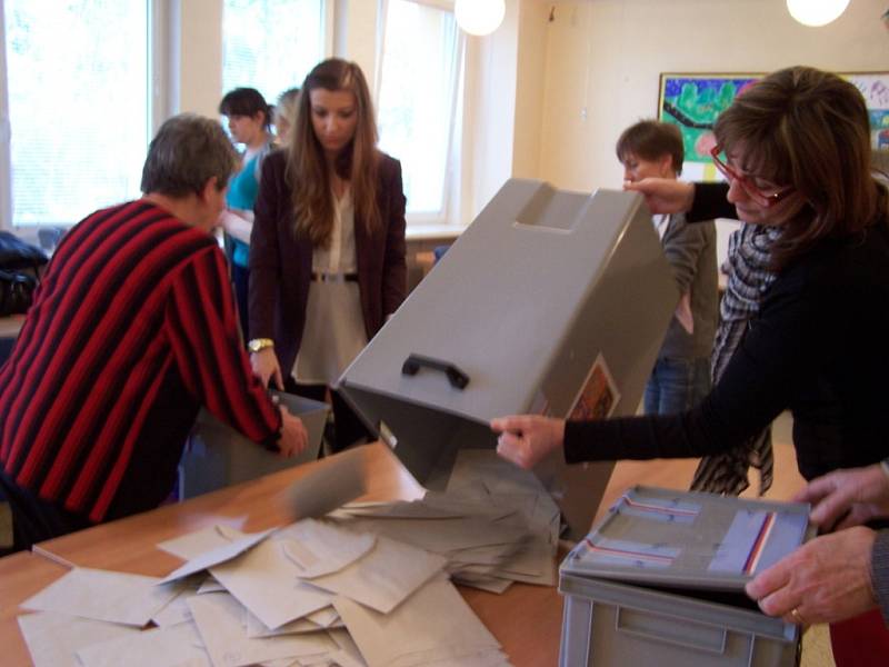 Sčítání volebních hlasů v Uherském Brodě.