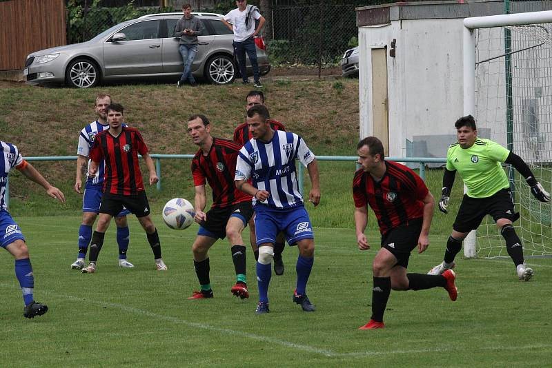 Fotbalisté Zlechova (červené dresy) prohráli ve 2. kole krajského poháru s Nedachlebicemi 1:2 na penalty.