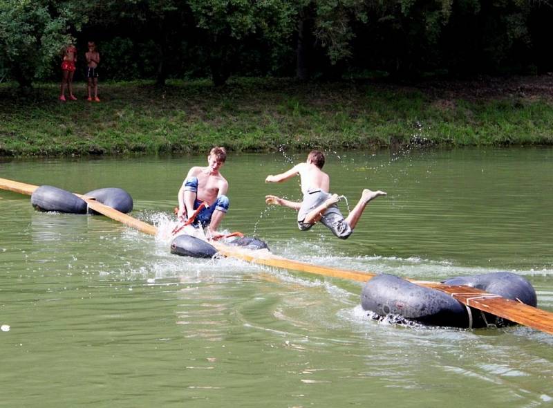 U NÁDRŽE. Na 15. ročníku neckyády na Salaši nebude o dobrou zábavu nouze.