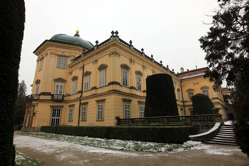 Tradičním zimním úklidem se v těchto dnech chystá na prohlídkovou sezonu státní zámek Buchlovice.