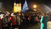 Vánoční koledy si na uherskohradišťské Masarykovo náměstí přišly zazpívat na čtyři stovky návštěvníků. 