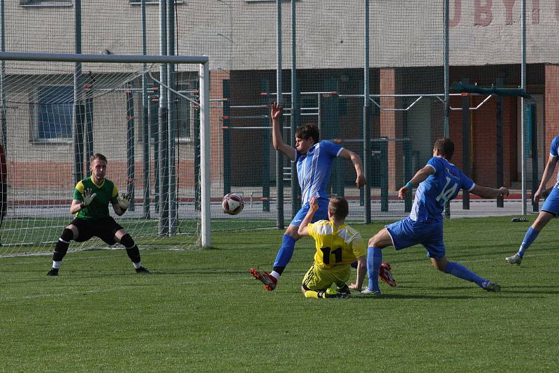 Fotbalisté Hluku (modré dresy) zdolali v sobotním zápase 19. kola krajské I. A třídy skupiny B Nivnici 3:2 a upevnili si druhé místo v tabulce.