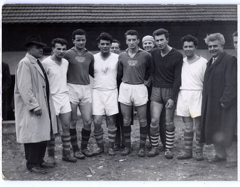 Bývalí hráči Dukly Prahy s někdejšími fotbalisty Vlčnova a fanoušky.  Foto: archiv Antonína Zlínského