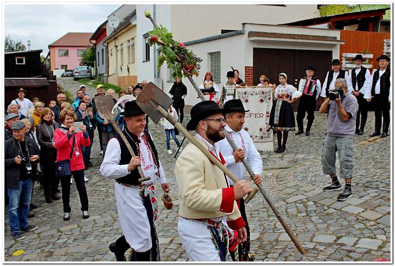 Hroznové bobule, víno, burčák, koláčky i kulturní program zaujaly na Modré milovníky vína i folkloru.