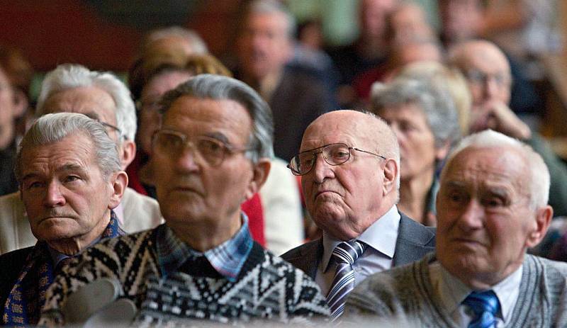 Předseda občanského sdružení Memoria Petr Slinták prezentoval ve čtvrtek 19. ledna před bývalými politickými vězni historii a plány na rekonstrukci někdejšího vězení v Uherském Hradišti.