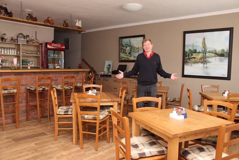 Zdeněk Pospěch má kvůli chybnému rozhodnutí stavebního úřadu v roce 2014 svoji restauraci v Uherském Hradišti - Mařaticích dočasně zavřenou a prázdnou. Na krku mu přitom visí hned několik splátek za její vybavení.