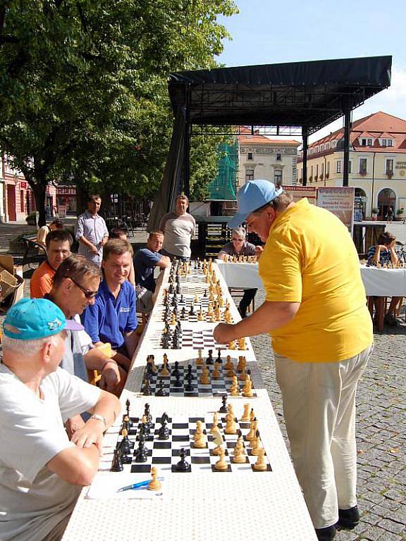 V rámci staroměstského turnaje FIDE Open 2010 se v sobotu 14. srpna uskutečnila na Masarykově náměstí šachová simultánka, ve které GM Marek Vokáč rozdal současně s patnácti soupeři.