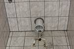 Záchody pod sektorem hostů při zápase Slovácka proti Zbrojovce Brno