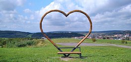 Srdce s levitující lavičkou nad Bojkovicemi