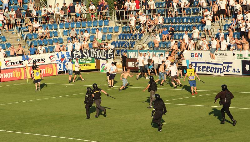 Fotbalisté Slovácka /v bílých dresech/ zvítězili ve 2. kole FORTUNA:LIGY nad Baníkem Ostrava 2:1