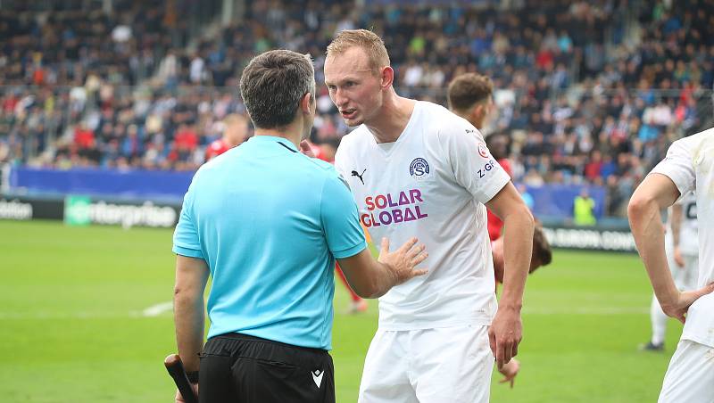 Fotbalisté Slovácka (bílé dresy) doma podlehli Kolínu nad Rýnem a v Evropské konferenční lize končí