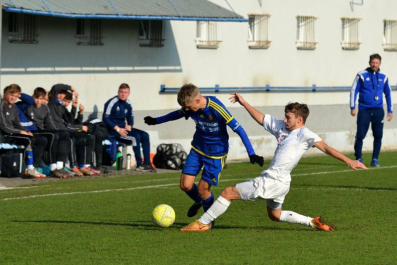 Starší dorostenci Slovácka (bílé dresy) v 15. kole Moravskoslezské ligy zdolali Jihlavu 2:1.