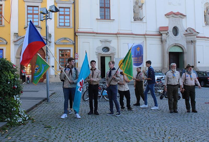 Skauti pochodovali centrem Hradiště. Konečně mohli oslavit své výročí 100 let existence. Výstava ve Hvězdě je jedním z vrcholů oslav.