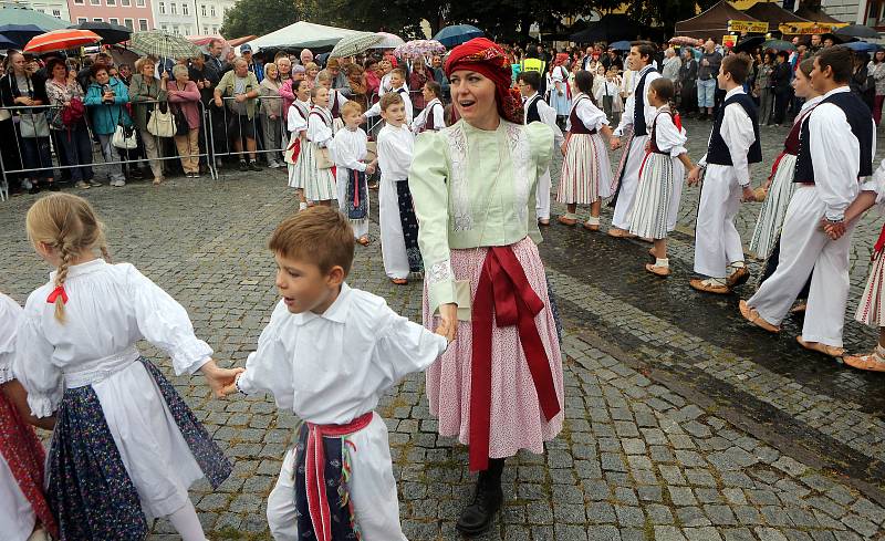 Tradičnímu defilé na Masarykově náměstí nepřálo počasí.