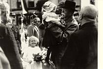 Fotografie tříleté Evičky Neugebauerové, dnes Evy Haňkové, kterou při své žďárské návštěvě 17. června 1928 drží v náručí prezident Masaryk, se o deset let později stala předlohou pro poštovní známku, která obletěla svět.