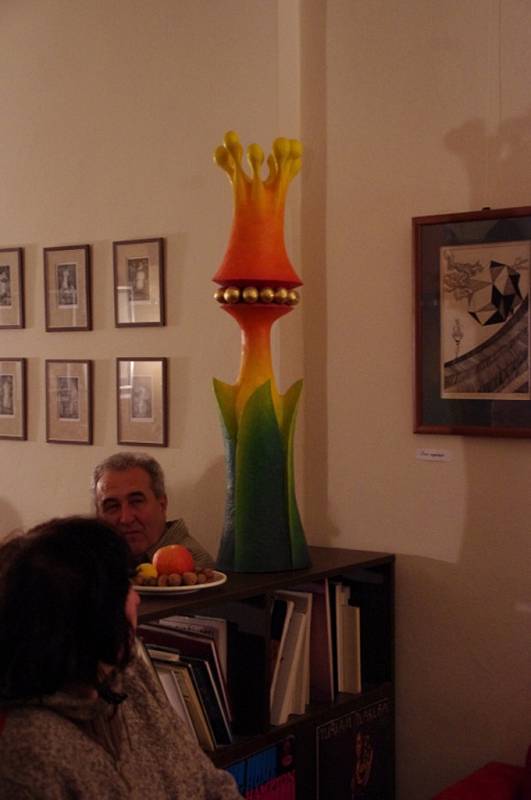 V literární kavárně Cafe Club mohou návštěvníci obdivovat kresby a grafiky sedmašedesátiletého Jaroslava Bureše.