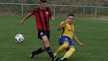 Fotbalisté Starého Města (žluté dresy) vyhráli derby ve Zlechově 3:1.