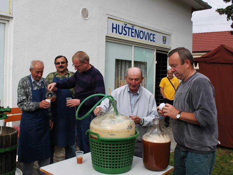 MOŠT. Jablečná šťáva tekla před huštěnovickým muzeem proudem