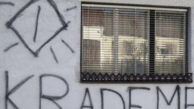 Prozatím neznámý vandal poničil v noci z úterý na středu 9. května fasádu rodinného domu ve Slavkově. 
