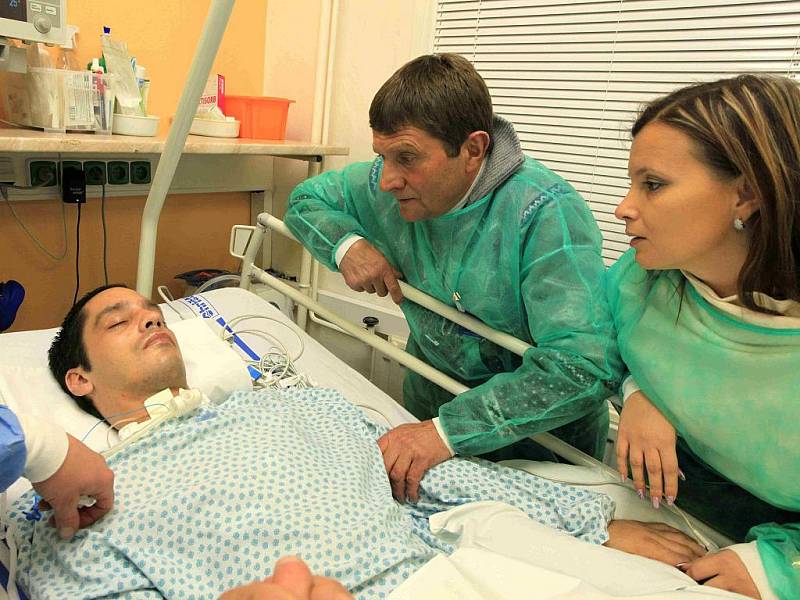 Žokej Josef Váňa navštívil v Uherskohradišťské nemocnici zraněného Ludvíka Temela.