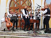 Cimbálová muzika Ohnica pokřtila v pátek 18. července v centru Uherského Hradiště své nové CD Koření života.