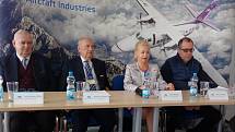 Na návštěvě v Kunovicích. Tisková konference v Aircraft Industries s vedením letecké továrny