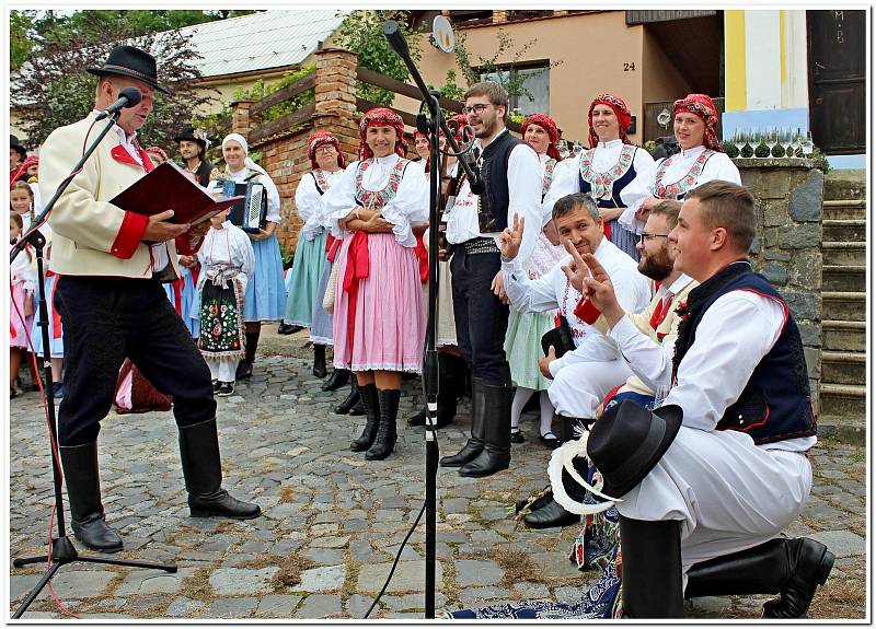 Hroznové bobule, víno, burčák, koláčky i kulturní program zaujaly na Modré milovníky vína i folkloru.