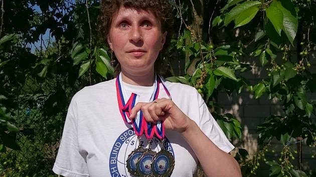 Ze 3. mistrovství světa zrakově postižených ve slovenských Rakovicích si nevidomá Dolněmčanka Daniela Hladíková přivezla tři stříbrné medaile. 