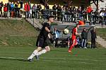 Fotbalisté vedoucích Osvětiman (červené dresy) v 18. kole krajské I. A třídy skupiny B porazili Šumice 2:0.