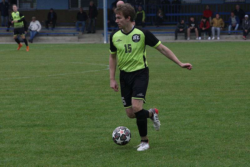 Fotbalisté Polešovic (světle modré dresy) v 10. kole krajské I. B třídy skupiny C zdolali doma na hody Lhotu 3:1.